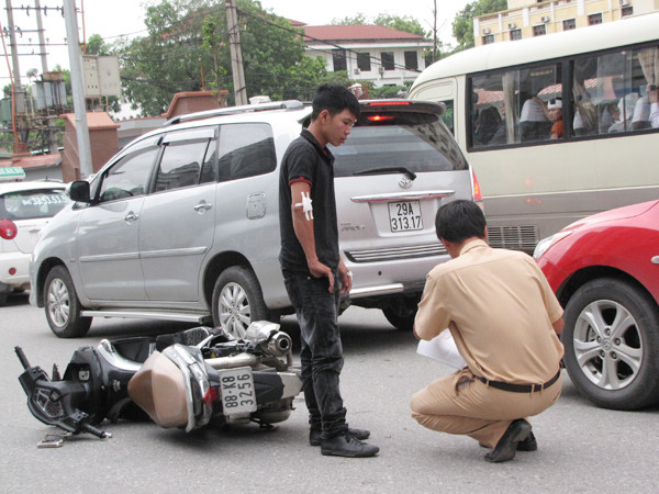 Thanh niên điều khiển xe SH làm việc với cảnh sát giao thông