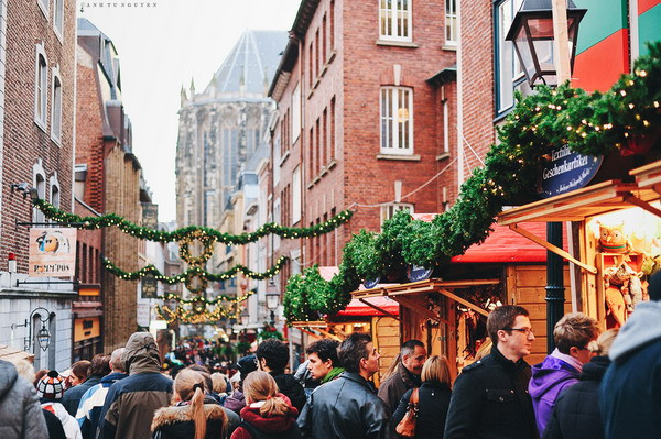 Aachen tuy là một thành phố bé nhỏ với 300.000 dân và chủ yếu là sinh viên nhưng đây cũng là một thành phố đẹp cổ kính chứa đựng nhiều yếu tố lịch sử và di tích văn hóa có giá trị của nước Đức