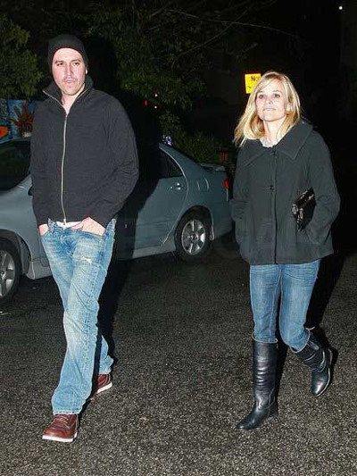 Reese và bạn trai mới - Jim Toth bị bắt gặp đi ăn tối hồi tháng 2.