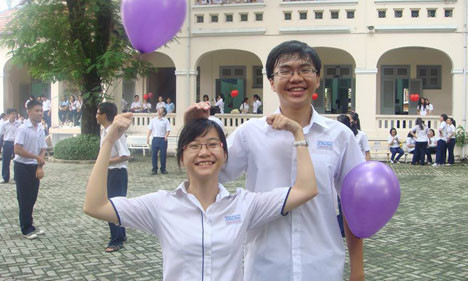 Bùi Quang Minh (bên phải) và bạn học