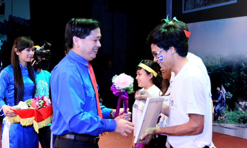 Bí thư T.Ư Đoàn Nguyễn Long Hải chúc mừng đại diện các tổ chức được vinh danh trong đêm hội