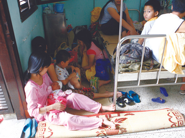 Bệnh viện quá tải, vấn nạn phong bì đang là những vấn đề nhức nhối của ngành y tế. Ảnh: Lê Nguyễn