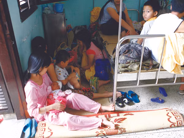 Bệnh viện quá tải, vấn nạn phong bì đang là những vấn đề nhức nhối của ngành y tế. Ảnh: Lê Nguyễn