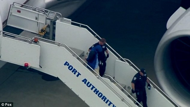 Người đàn ông này đã bị bắt giữ và đưa đến trung tâm y tế kiểm tra 