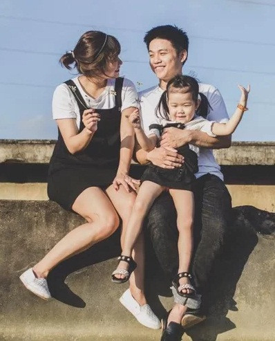 Người chồng cạo đầu để cùng vợ chiến đấu với ung thư ảnh 1