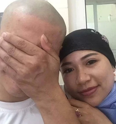 Người chồng cạo đầu để cùng vợ chiến đấu với ung thư ảnh 2