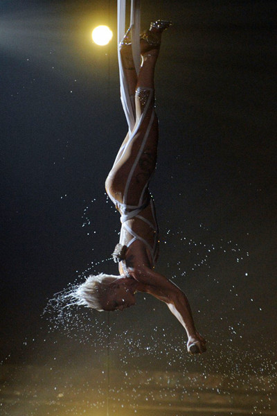 Trong khi hát ngôi sao nhạc pop còn thực hiện những động tác nhào lộn vô cùng mạo hiểm.