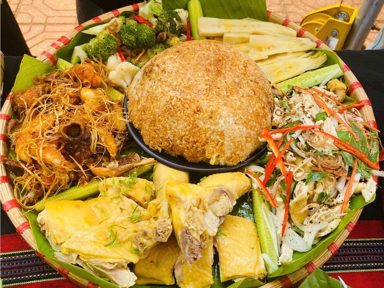 Không thể thiếu các món ăn đặc trưng của Tây Nguyên như gà nướng, xôi, thịt hấp trong ống tre...