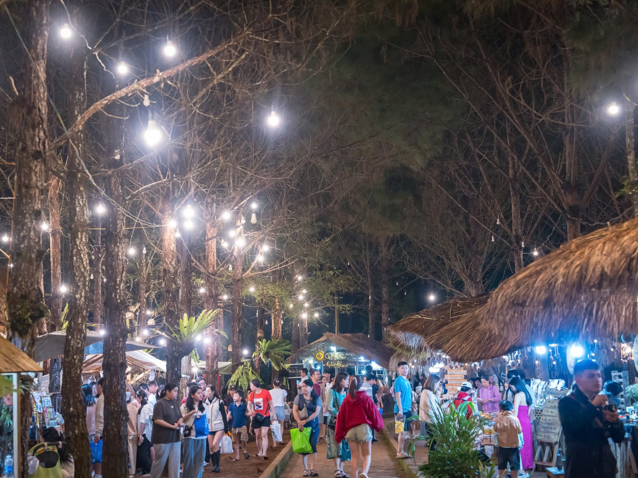 Chợ phiên Măng Đen tấp nập du khách.