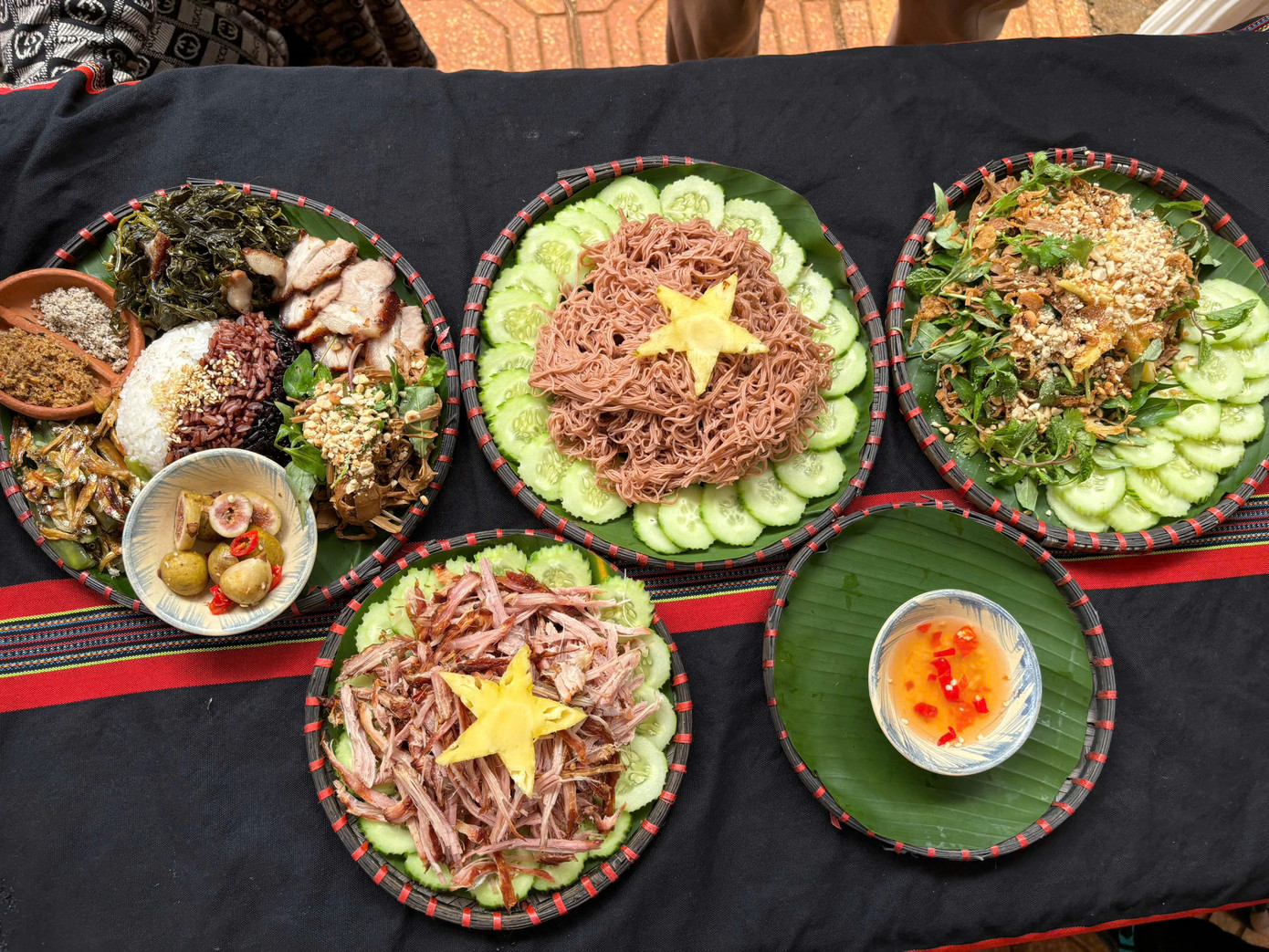 Các món ăn được bày trí bắt mắt theo chủ đề Quốc khánh 2/9.