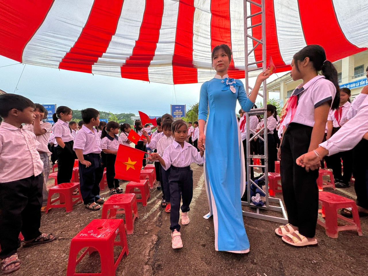 Rất may trận động đất không ảnh hưởng tới các hoạt động đang diễn ra, trong đó có lễ khai giảng năm học mới trên địa bàn huyện Kon Plông. Riêng Trường Tiểu học và THCS xã Đăk Tăng có khoảng 98% là người dân tộc thiểu số.