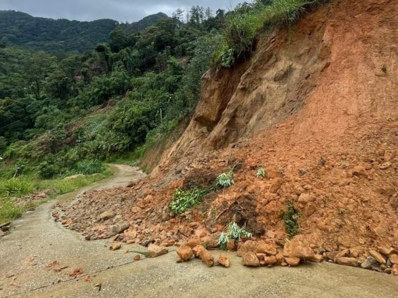 Đường nối 2 thôn Đăk Bể và Đăk Bối (xã Mường Hoong, huyện Đăk Glei) xảy ra tình trạng sạt lở sau mưa lớn