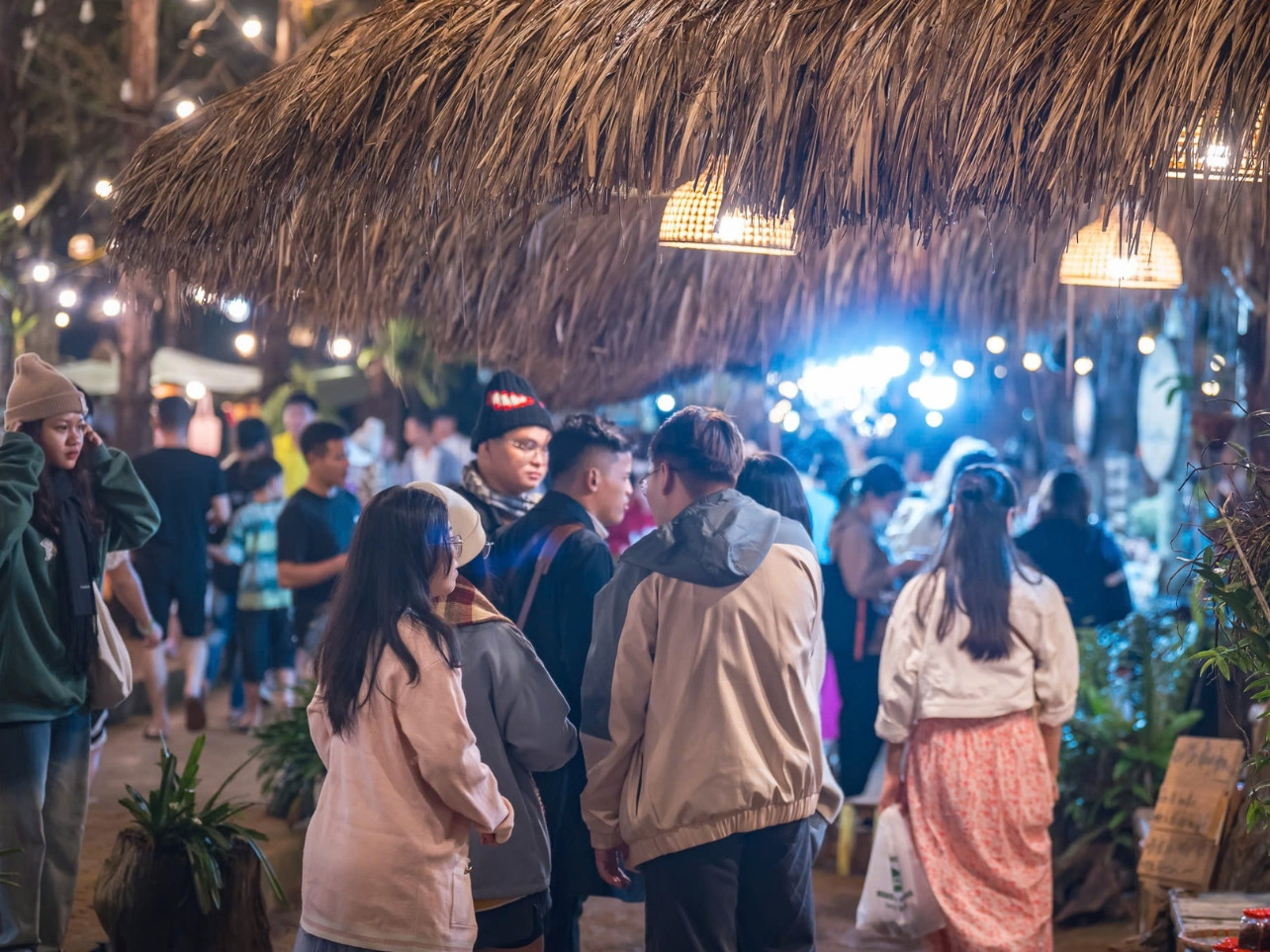 Chợ phiên Măng Đen tấp nập du khách.