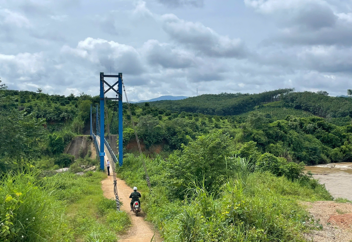 Cầu treo đi vào hoạt động được 3 năm, nhưng nhà tài trợ vẫn chưa thanh toán 2 tỉ đồng