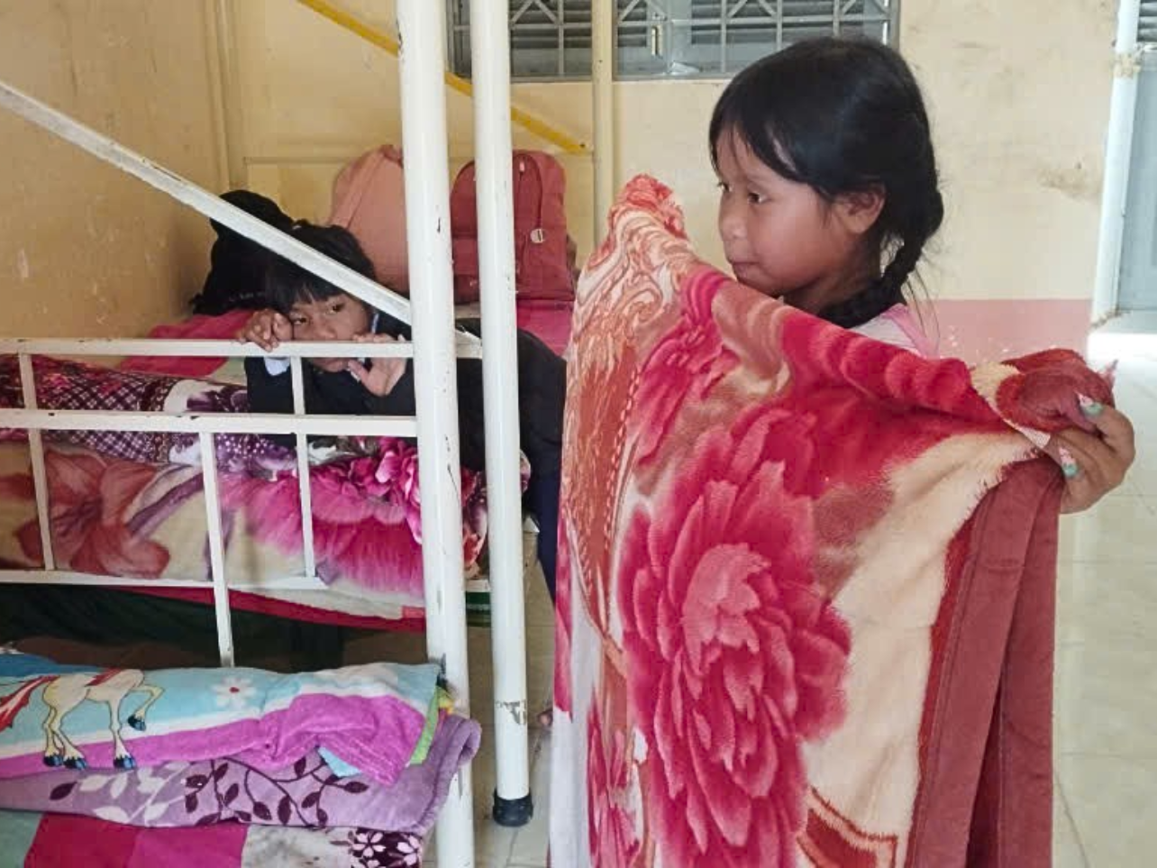 Em Như Ý đang hướng dẫn cách gấp chăn cho học sinh mới vào trường Em Như Ý đang hướng dẫn cách gấp chăn cho học sinh mới vào trường