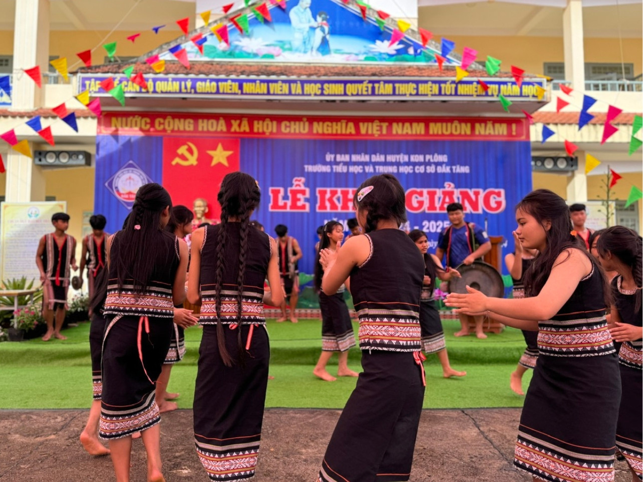 Đội múa xoang, cồng chiêng giúp cho không khí buổi lễ khai giảng thêm sôi động.