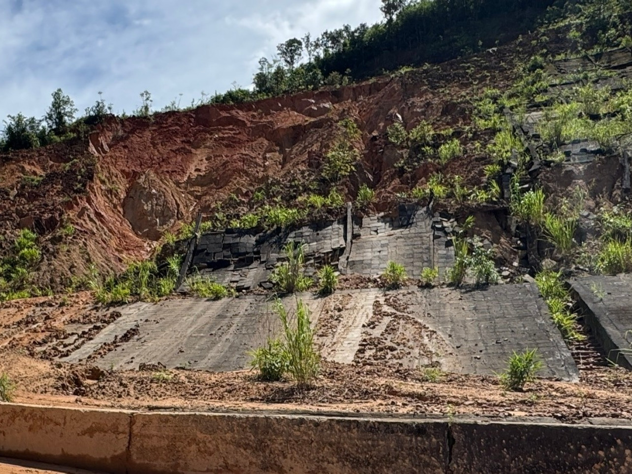 Bức tường chắn bằng bê tông bị khối lượng lớn đất đá đè xuống làm xô lệch khỏi vị trí ban đầu Bức tường chắn bằng bê tông bị khối lượng lớn đất đá đè xuống làm xô lệch khỏi vị trí ban đầu