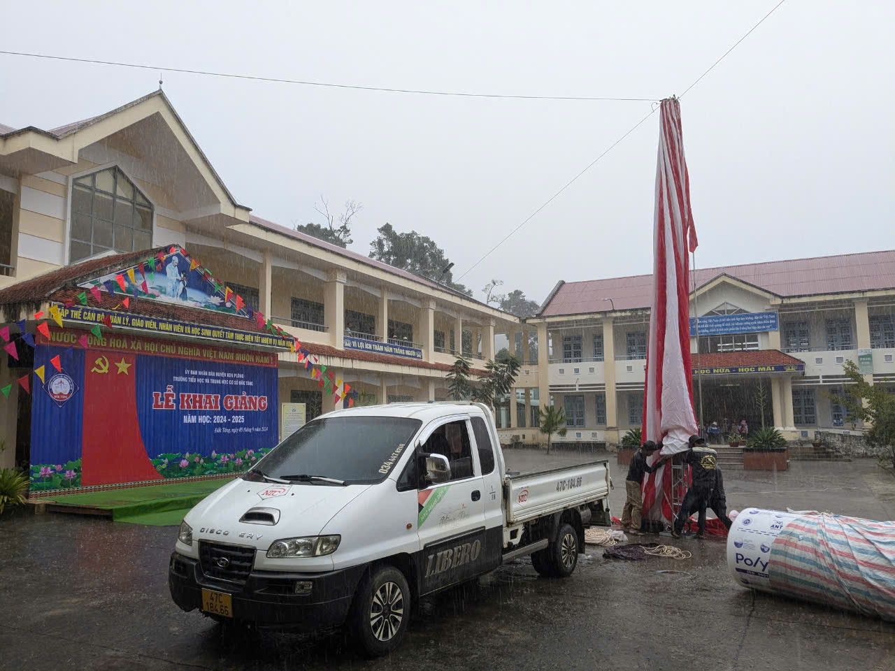 Trường Tiểu học và THCS xã Đăk Tăng dựng bạt che không gian buổi khai giảng