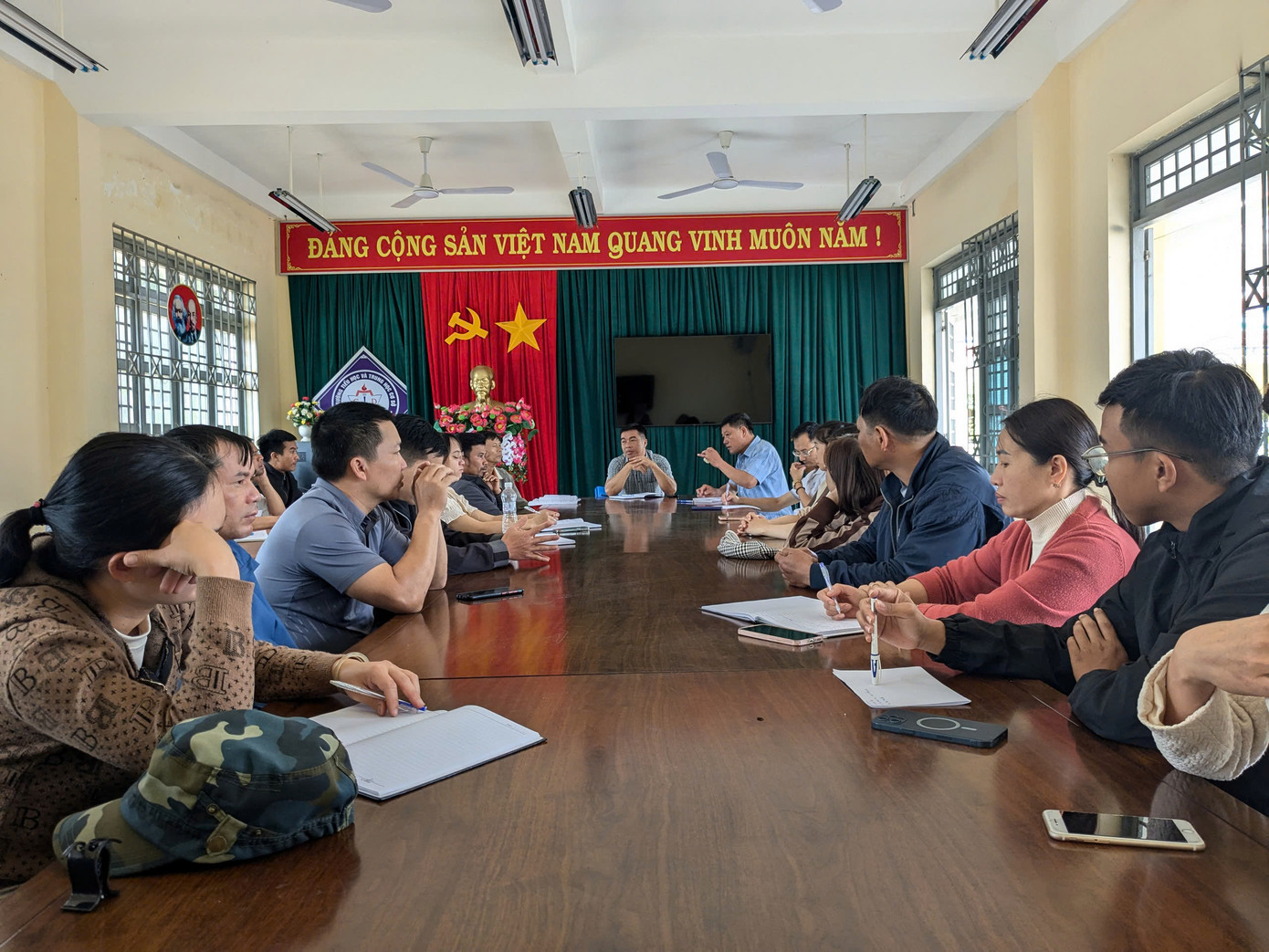 Trường Tiểu học và THCS xã Đăk Tăng họp bàn phương án tổ chức khai giảng trước thời tiết xấu