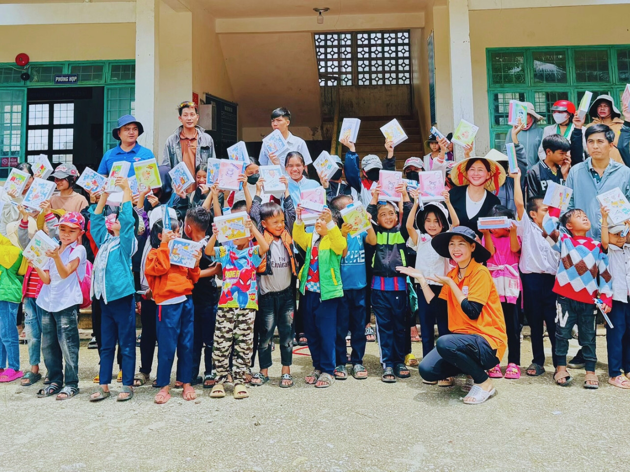 Các em học sinh tại xã biên giới Kon Tum vui mừng nhận quà cho năm học mới