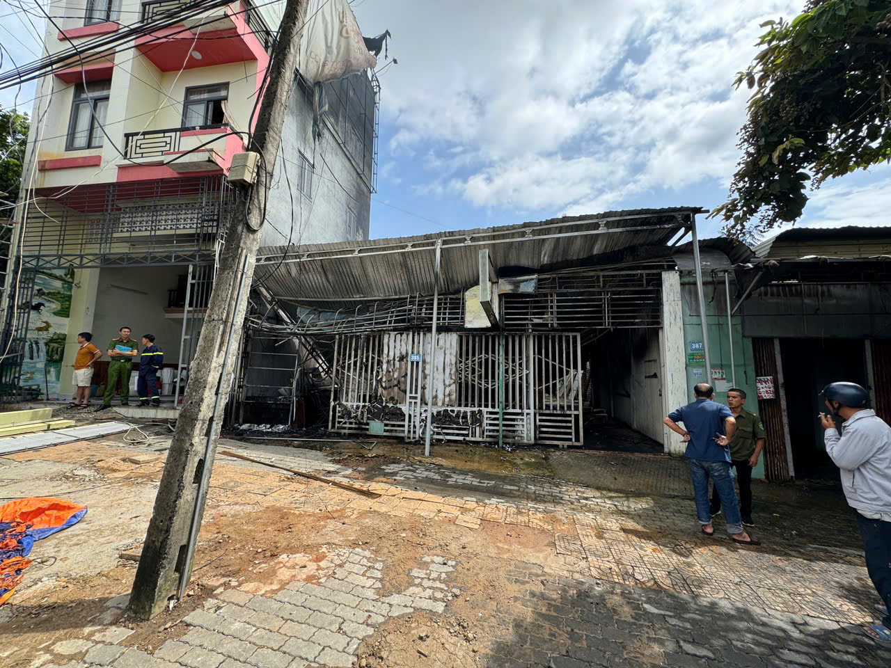 Đám cháy lớn đã thiêu rụi hoàn toàn cơ sở kinh doanh của ông K Đám cháy lớn đã thiêu rụi hoàn toàn cơ sở kinh doanh của ông K