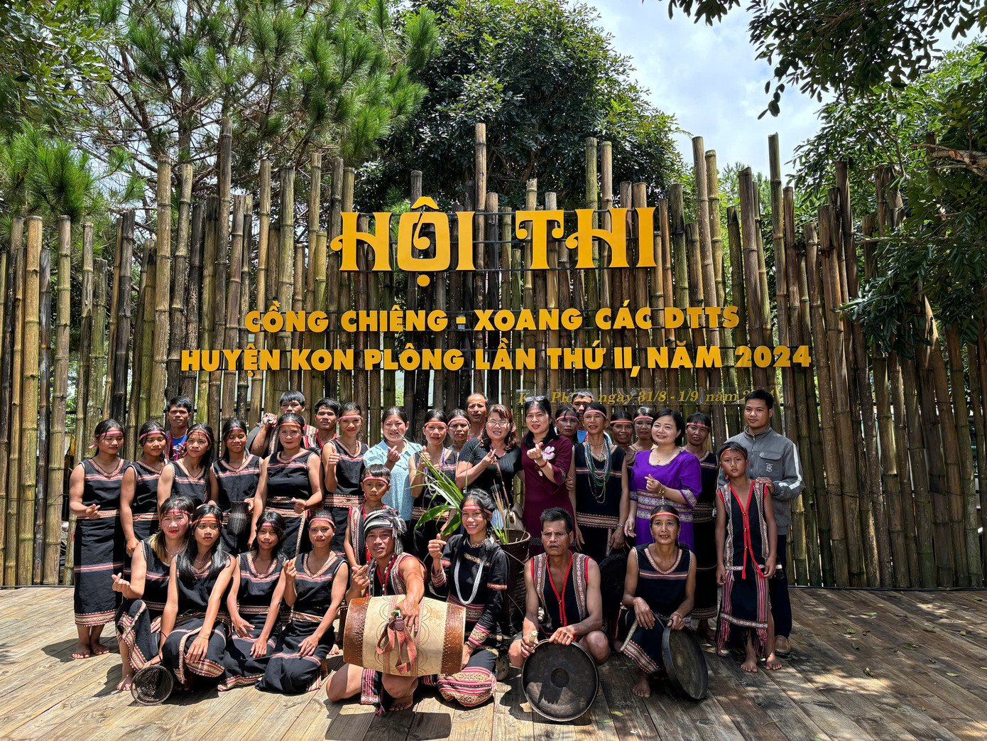 Ngoài điểm du lịch, du khách còn được thưởng thức các hội thi cồng chiêng, múa xoang do huyện tổ chức.