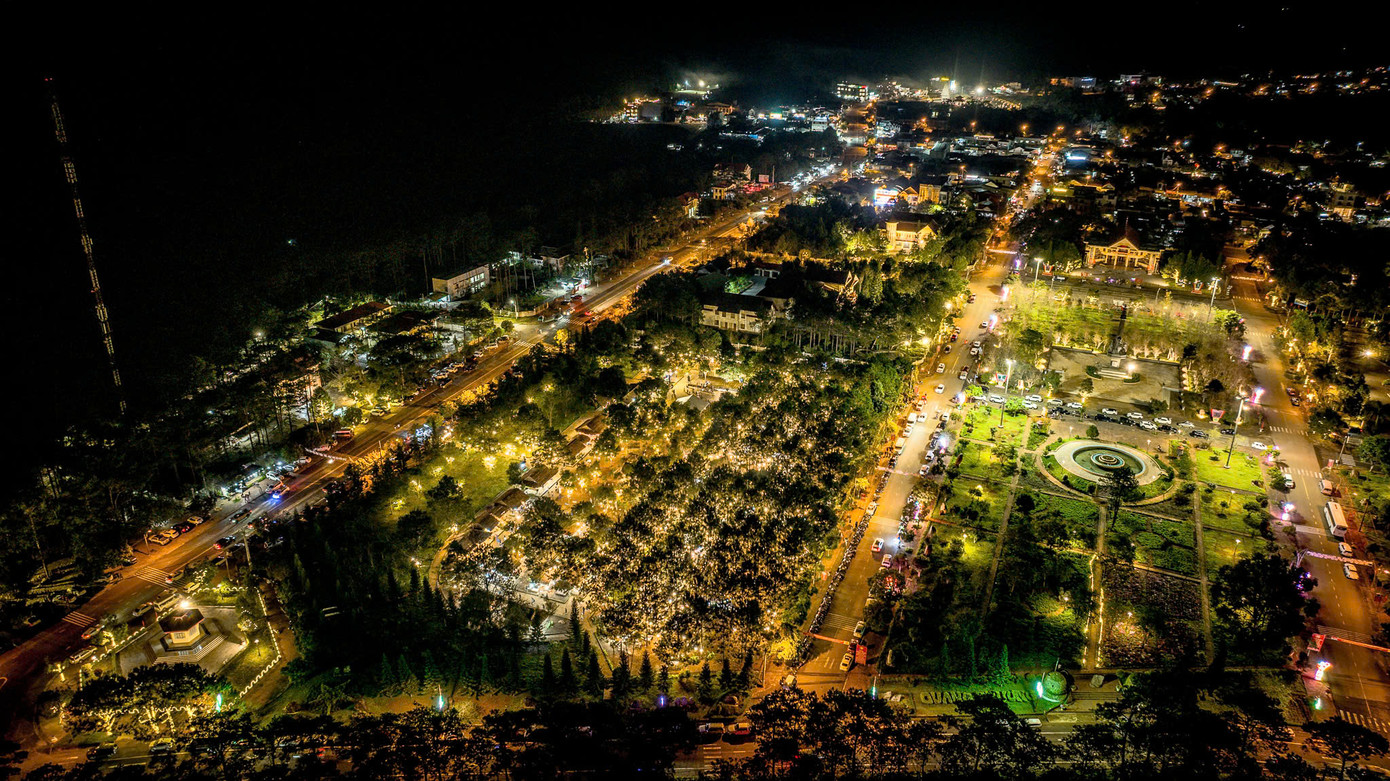 Vẻ đẹp thị trấn Măng Đen về đêm.