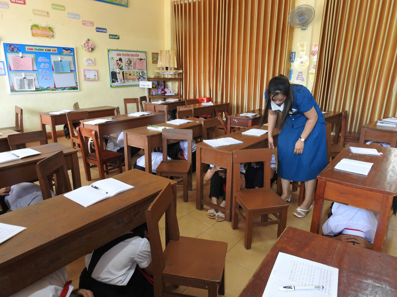 Các em học sinh được hướng dẫn cách ứng phó khi động đất xảy ra Các em học sinh được hướng dẫn cách ứng phó khi động đất xảy ra