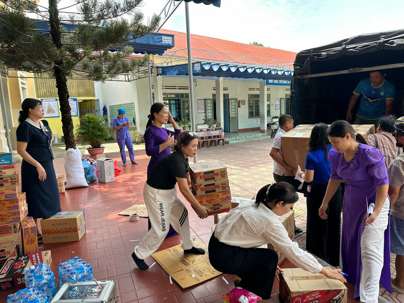 Thầy cô khẩn trương tổng hợp đồ cứu trợ cho người dân vùng lũ Thầy cô khẩn trương tổng hợp đồ cứu trợ cho người dân vùng lũ