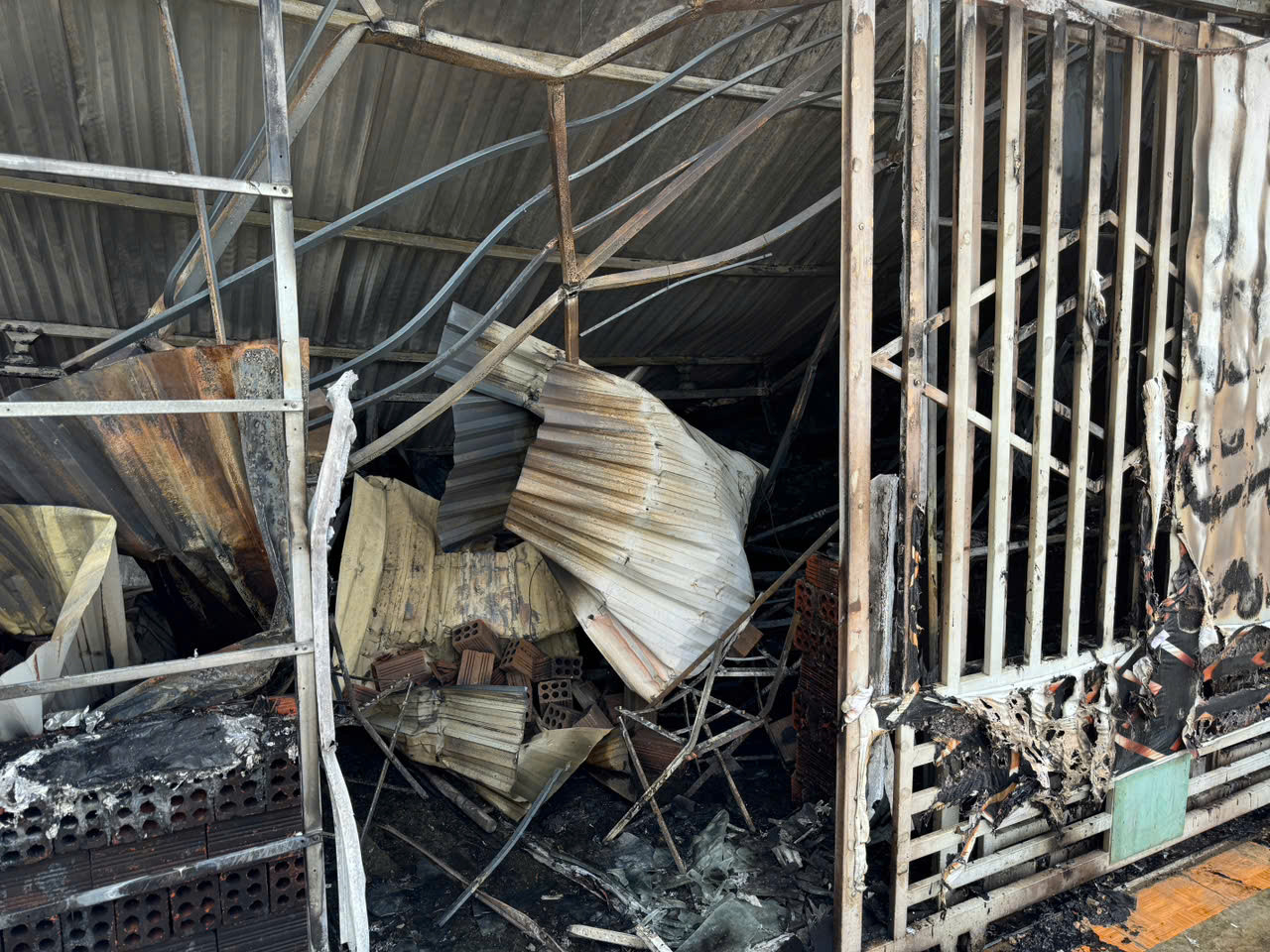 Đồ đạc trong nhà đã bị cháy rụi Đồ đạc trong nhà đã bị cháy rụi