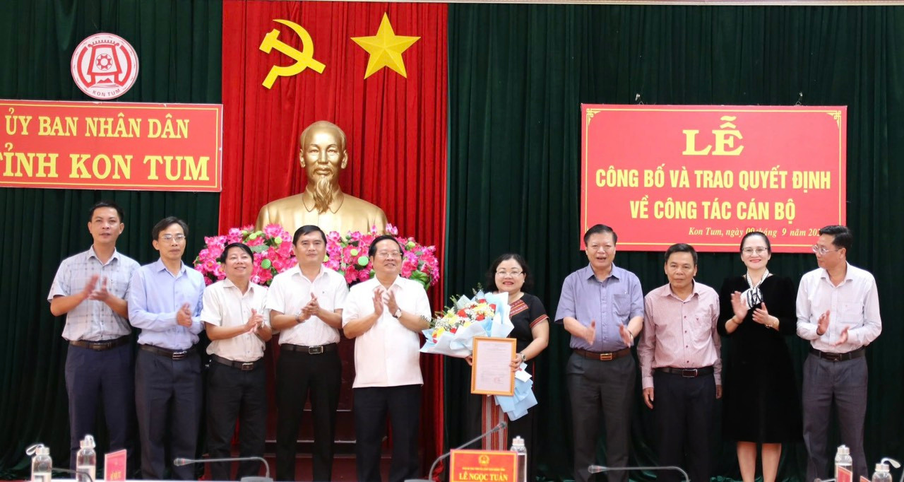 Chủ tịch UBND tỉnh Kon Tum tặng hoa chúc mừng tân Phó Phó Giám đốc Sở Nội vụ.