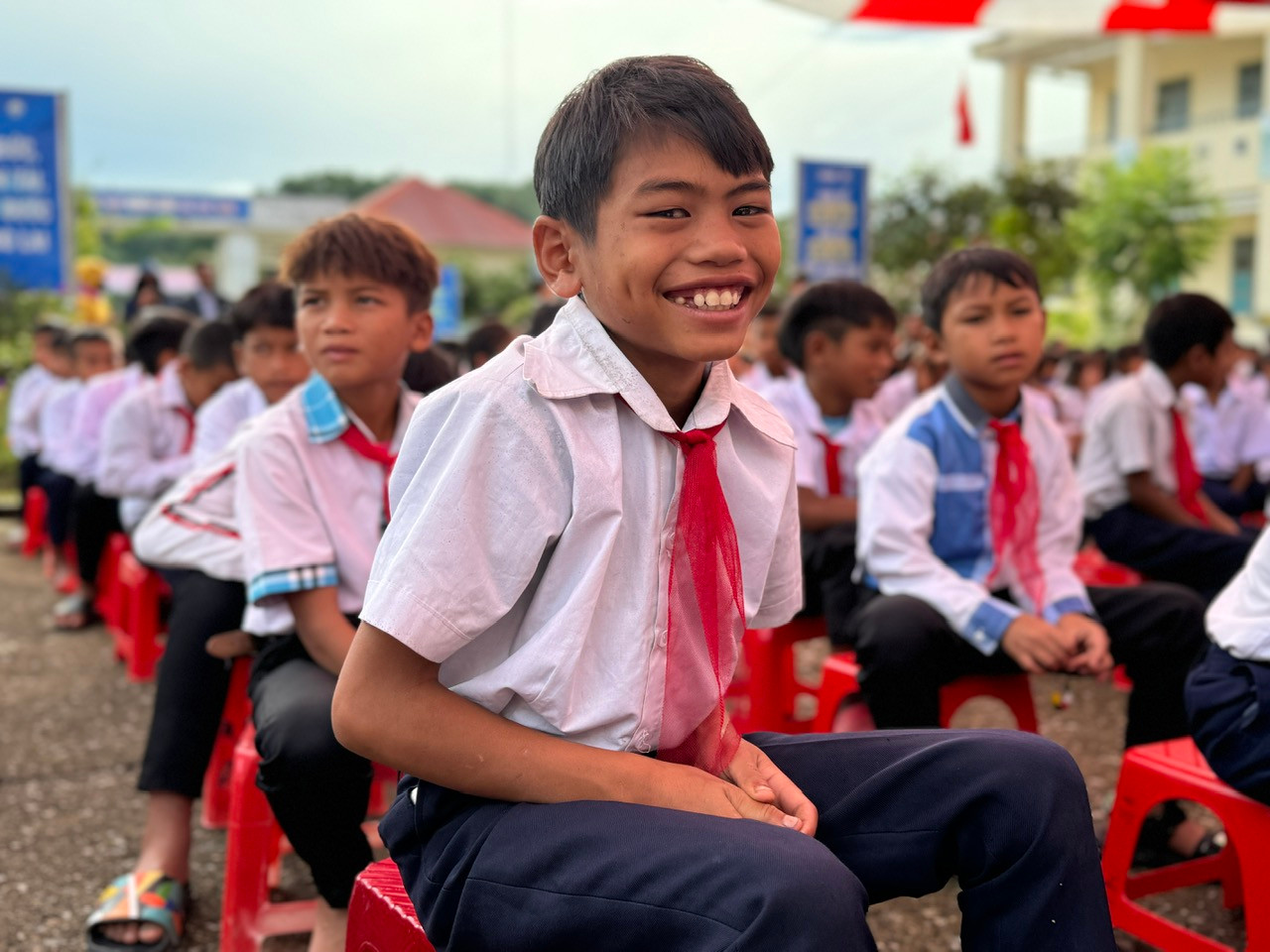 Nụ cười của các em học sinh trong lễ khai giảng. Trong tháng 8/2024, cả nước diễn ra 95 trận động đất. Trong số này có tới 93 trận xảy ra tại huyện Kon Plông, tỉnh Kon Tum, độ lớn trung bình từ 2.5 đến 4.4, không gây nhiều thiệt hại về tài sản và tính mạng của người dân.