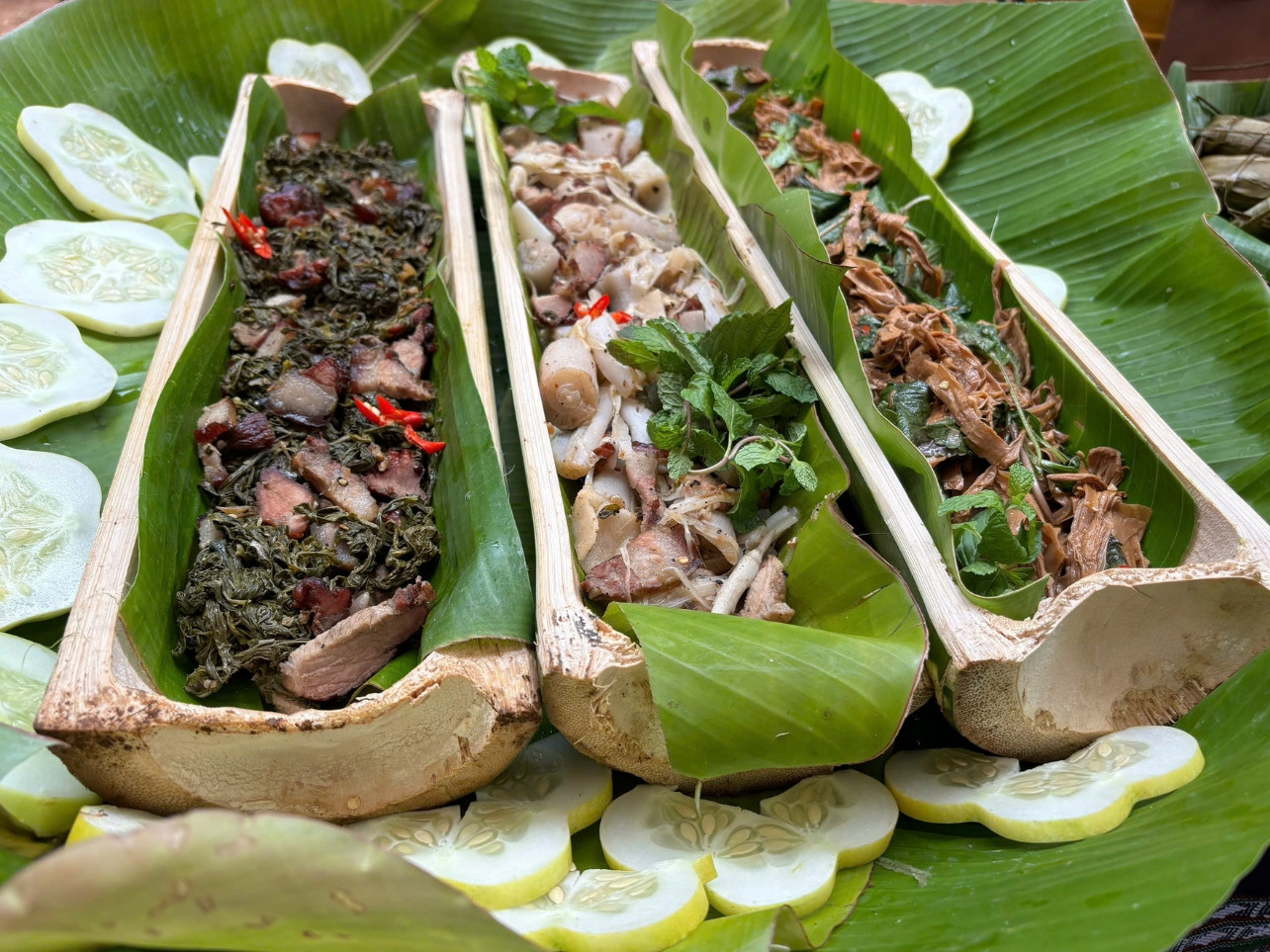 Không thể thiếu các món ăn đặc trưng của Tây Nguyên như gà nướng, xôi, thịt hấp trong ống tre...