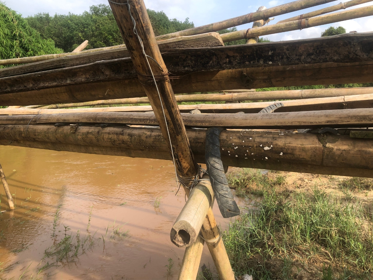 Các điểm nối chân cầu tạm bợ bằng dây thép