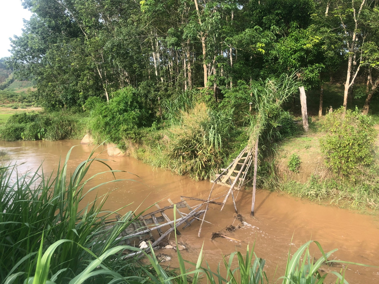 Cây cầu treo tự phát do dân làm, nhưng đã bị gãy do mùa mưa lũ trước