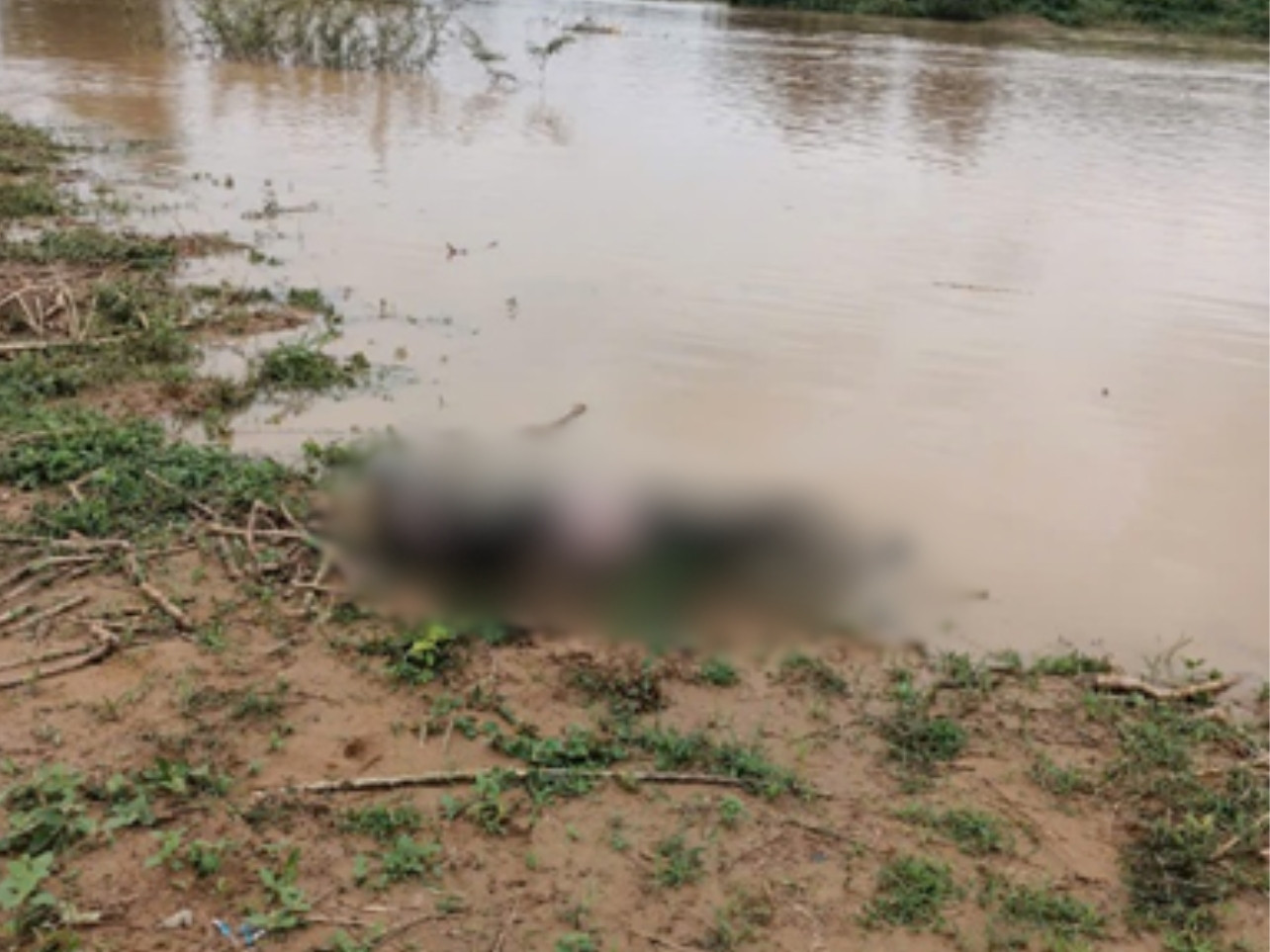 Thi thể của người đàn ông được tìm thấy tại sông Đăk Bla. Ảnh: Công an cung cấp