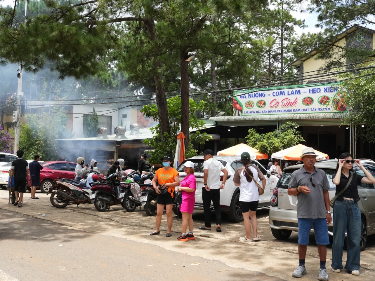 Nhiều điểm ăn uống trong tình trạng quá tải.