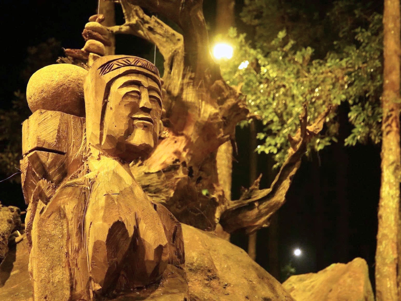 Có khoảng 500 bức tượng và hàng ngàn viên đá cuội trắng được sắp đặt tạo nên không gian nghệ thuật độc đáo.