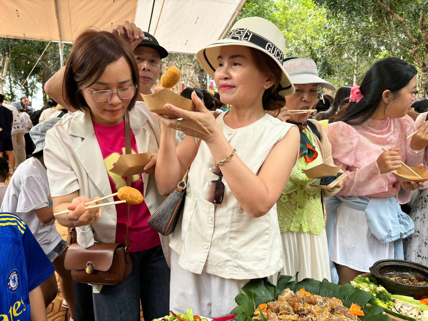 Sáng 3/9, Ban quản lý chợ phiên Măng Đen cho biết, hội thi ẩm thực chợ phiên đã nhận được sự hưởng ứng đông đảo của hàng ngàn du khách. Đây là dịp để giới thiệu văn hóa, ẩm thực của đồng bào dân tộc thiểu số (DTTS) tại vùng đất Măng Đen.