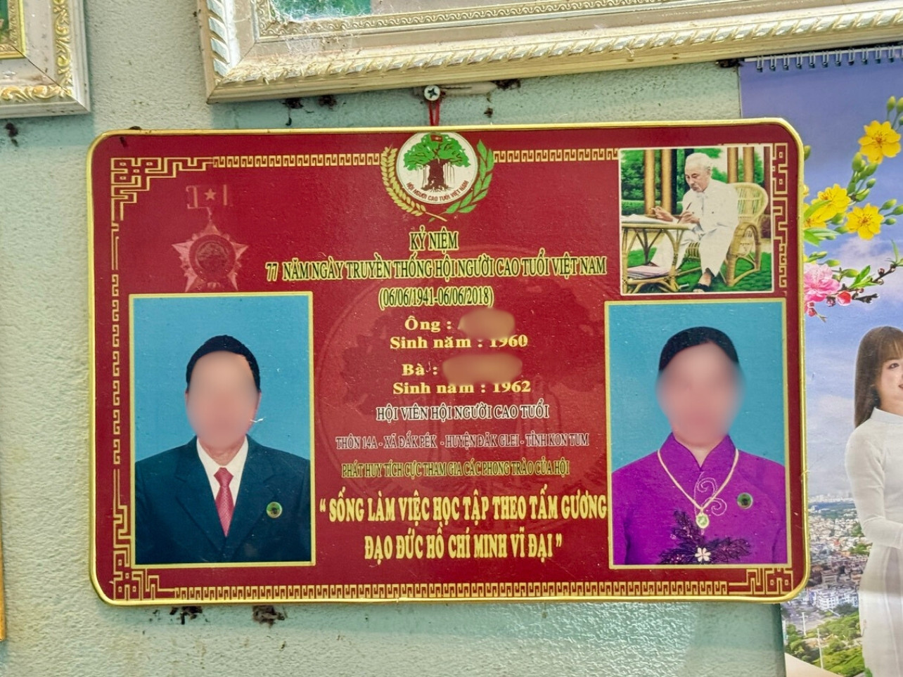 Một bảng vinh danh mà người cao tuổi đã đóng tiền để làm Một bảng vinh danh mà người cao tuổi đã đóng tiền để làm