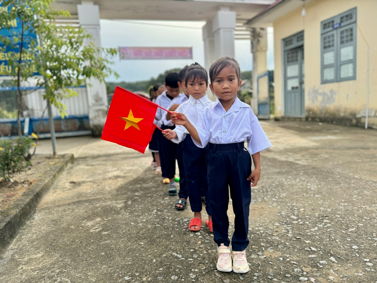 Rất may trận động đất không ảnh hưởng tới các hoạt động đang diễn ra, trong đó có lễ khai giảng năm học mới trên địa bàn huyện Kon Plông. Riêng Trường Tiểu học và THCS xã Đăk Tăng có khoảng 98% là người dân tộc thiểu số.