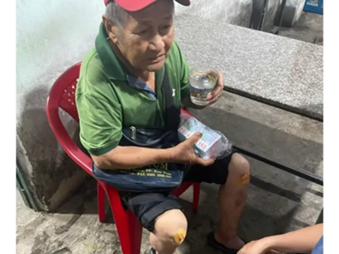 Cụ ông bán vé số