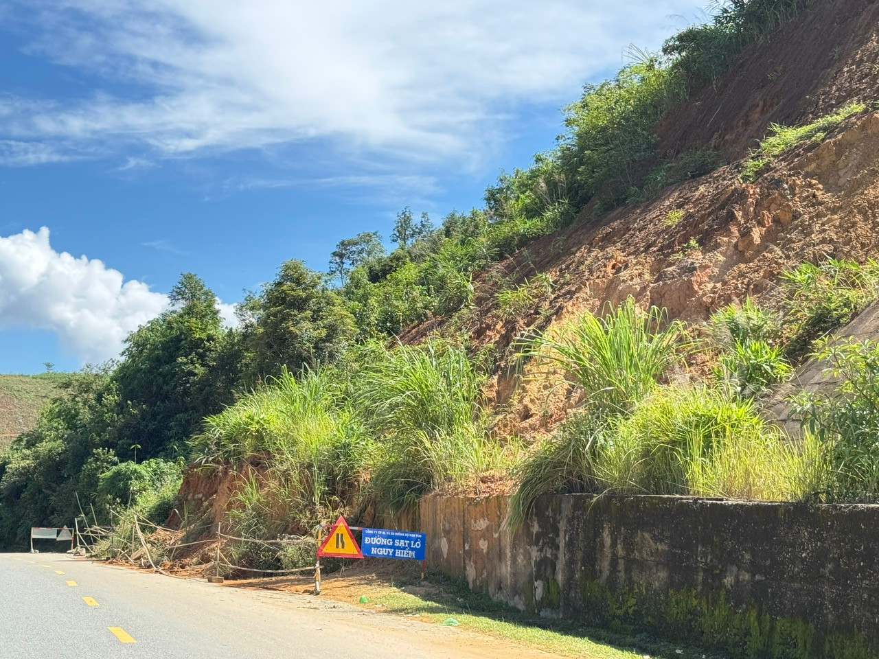 Chính quyền đã cắm biển cảnh báo đoạn đường sạt lở Chính quyền đã cắm biển cảnh báo đoạn đường sạt lở