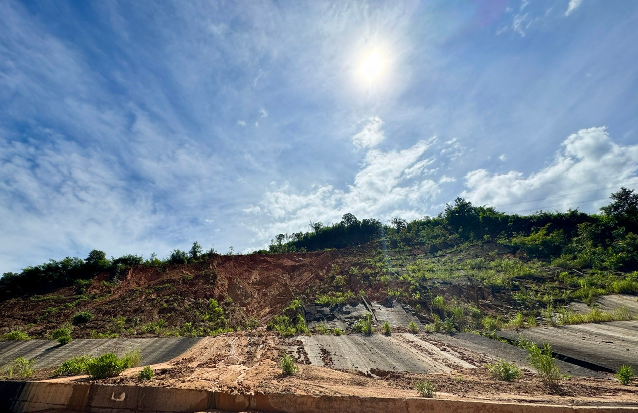 Đoạn tường chắn taluy dương trên QL14 bị sạt lở, ẩn chứa nhiều nguy hiểm Đoạn tường chắn taluy dương trên QL14 bị sạt lở, ẩn chứa nhiều nguy hiểm