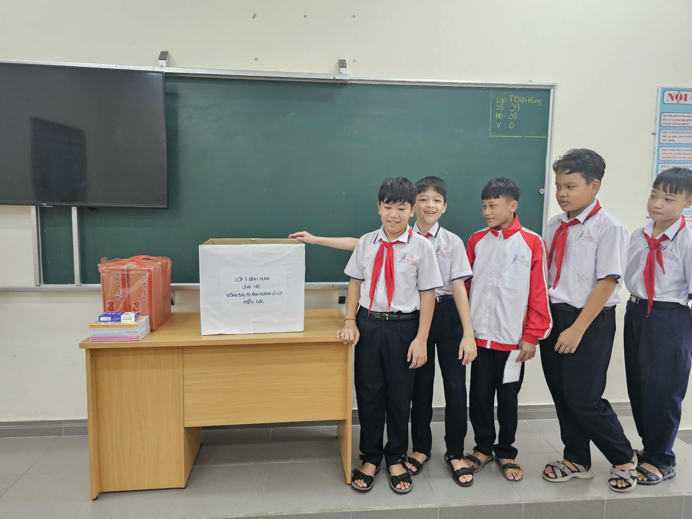 Học sinh Trường Tiểu học Quang Trung ủng hộ người dân vùng lũ Học sinh Trường Tiểu học Quang Trung ủng hộ người dân vùng lũ