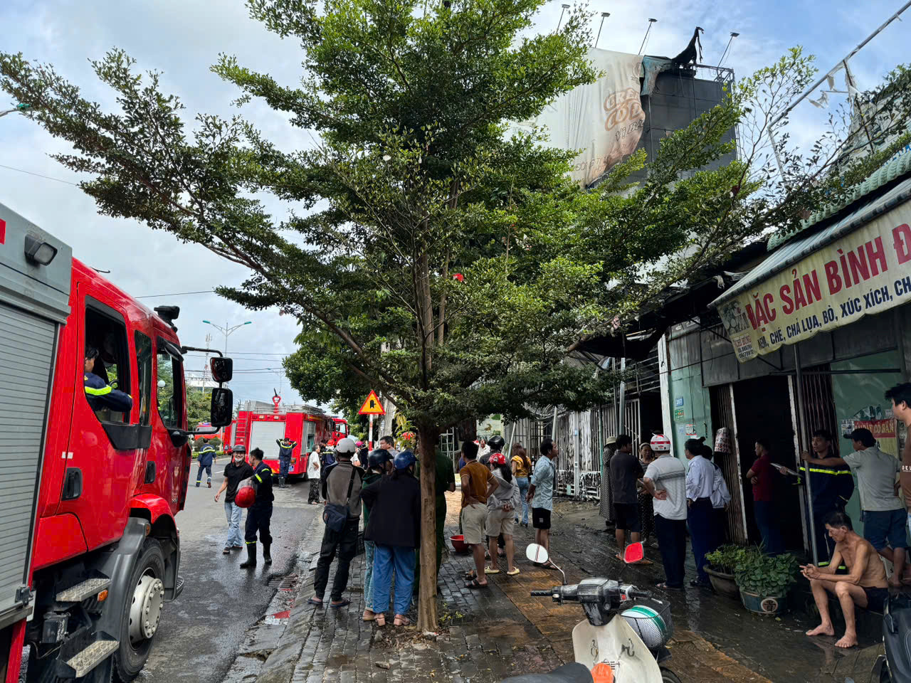 Lực lượng phòng cháy chữa cháy TP.Kon Tum đã dập tắt hoàn toàn đám cháy. Lực lượng phòng cháy chữa cháy TP.Kon Tum đã dập tắt hoàn toàn đám cháy.