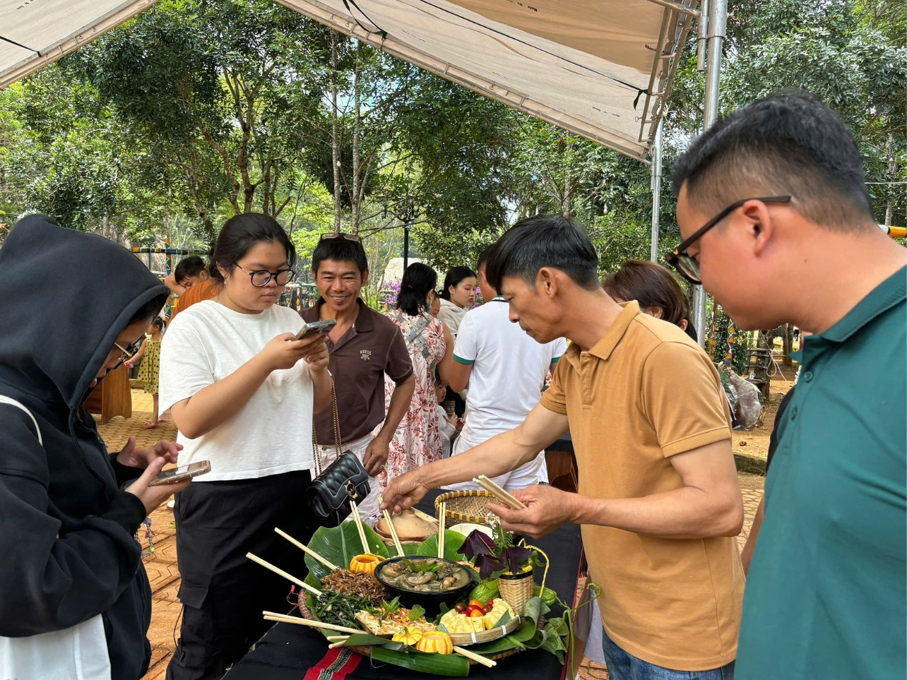 Anh Hà Văn Hùng (trú TP. Quy Nhơn, tỉnh Bình Định) cho biết rất ấn tượng với cách bày trí bắt mắt, độc đáo của các món ăn tại hội thi. Các món ăn được chế biến rất ngon, lạ miệng.