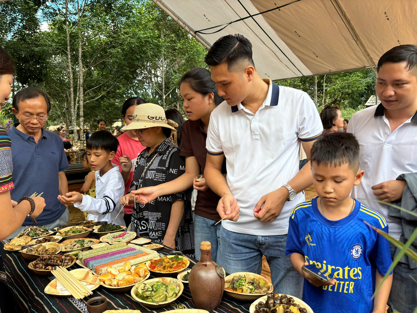 Du khách được thưởng thức các món ăn hoàn toàn miễn phí.