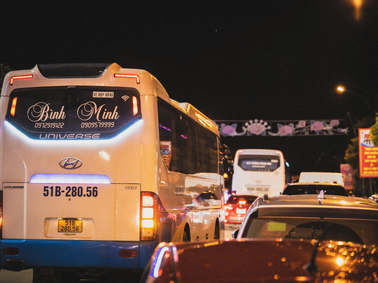 Nhiều ngả đường tại khu vực trung tâm Măng Đen kẹt cứng xe, tuy nhiên tình trạng này diễn ra trong thời gian ngắn.