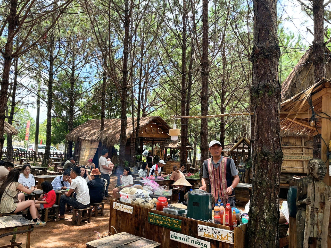 Nhiều điểm ăn uống trong tình trạng quá tải.